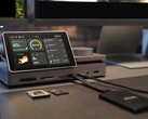Non c’è niente di meglio di questo: il Pexarbolt Ultra è un dock Thunderbolt 5 dotato di touchscreen e, probabilmente, della selezione di porte più completa sul mercato.