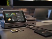 Non c’è niente di meglio di questo: il Pexarbolt Ultra è un dock Thunderbolt 5 dotato di touchscreen e, probabilmente, della selezione di porte più completa sul mercato.