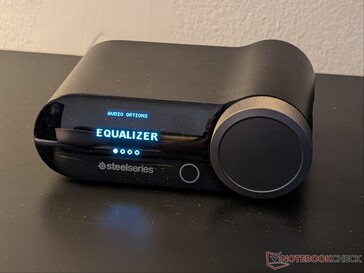 Personalizzazione tramite GameHub, controllabile tramite la rotella o il tasto del volume presenti sulle cuffie.