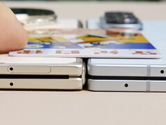 Galaxy Z Fold7 sembra essere più sottile della versione Ivory White del Magic V5, da destra a sinistra. (Fonte: Ice Universe)