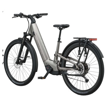 La bici è completamente equipaggiata per l'uso su strada