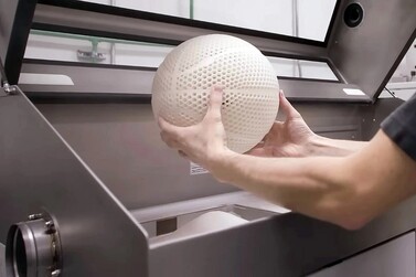 Per produrre la palla è stata utilizzata una stampante 3D a sinterizzazione laser selettiva di EOS (Fonte: Wilson)