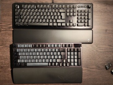 In un confronto diretto con Turtle Beach Vulcan II, ASUS ROG Azoth 96 HE appare molto compatto. (Fonte: Notebookcheck)