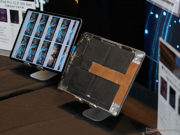 iPad Pro in funzione e il modello con interni aperti. (Foto: Andreas Sebayang/Notebookcheck.com)