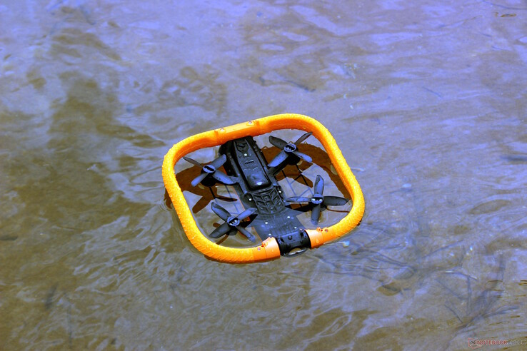 Quando l’HoverAir Aqua atterra capovolto in acqua...