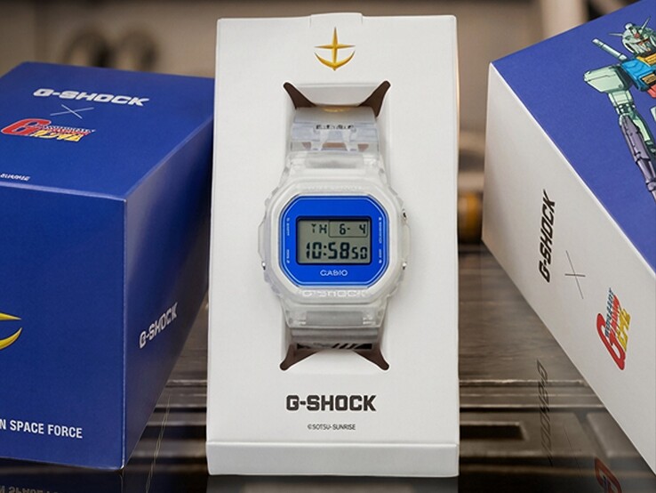 Casio G-Shock x Mobile Suit Gundam DW-5600 con cassa e cinturino trasparenti, lunetta blu, marchio E.F.S.F. e confezione da collezione con grafica di Gundam.