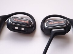 Il microfono a braccio si attacca magneticamente ai contatti nella parte inferiore di entrambi gli auricolari. (Fonte: Notebookcheck)