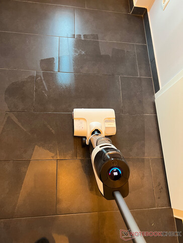Il Roborock Dyad Pro lascia un pavimento umido e pulito
