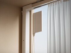 Il Linptech Smart Curtain Motor C4 si ricarica tramite un pannello solare. (Fonte: Xiaomi)