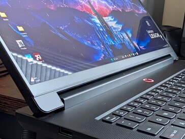 Lucido, ma senza protezione in vetro edge-to-edge o touchscreen