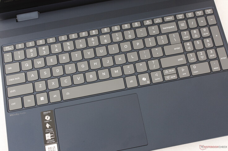 La corsa dei tasti è meno profonda rispetto a quella di un ThinkPad, ma comunque relativamente solida. Nel frattempo, il clickpad da 12 x 7,5 cm è sufficiente, anche se leggermente angusto per il movimento verticale del cursore