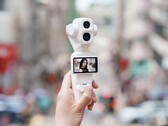 Il DJI Osmo Pocket 4P nella finitura Pearl White.