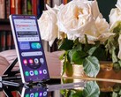 Un Samsung Galaxy S25 Ultra posizionato in verticale su un tavolo, con una pagina web aperta visibile sul display