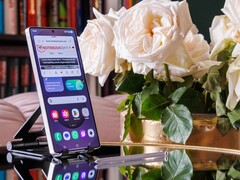Un Samsung Galaxy S25 Ultra posizionato in verticale su un tavolo, con una pagina web aperta visibile sul display