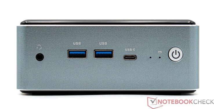 Anteriore: jack audio da 3,5 mm (line-out + mic-in), 2x USB 3.2, 1x USB-C (3.2 Gen 2 + DisplayPort 1.4), accensione