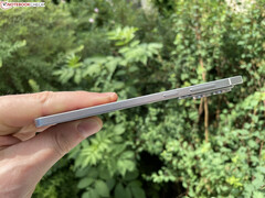 Lo smartphone ultrasottile di Xiaomi, ora cancellato, avrebbe sfidato Galaxy S25 Edge (nella foto).