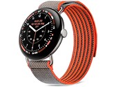 L’orologio è dotato di una cassa da 45 mm in Satin Pyrite con un cinturino Performance Loop color Rye, dotato di un rivestimento idrorepellente.