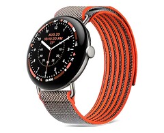 L’orologio è dotato di una cassa da 45 mm in Satin Pyrite con un cinturino Performance Loop color Rye, dotato di un rivestimento idrorepellente.