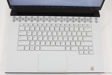 Esattamente la stessa tastiera e lo stesso clickpad dell'Alienware m15 R2, inclusa l'illuminazione RGB per tasto. Il tasto Space non è retroilluminato