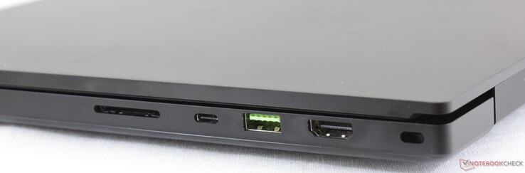 Lato destro: SD reader UHS-III, USB Type-C + Thunderbolt 3, USB 3.2 Gen. 2, HDMI 2.0b, Kensington Lock