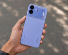 Il Nothing Phone (4b) in blu.