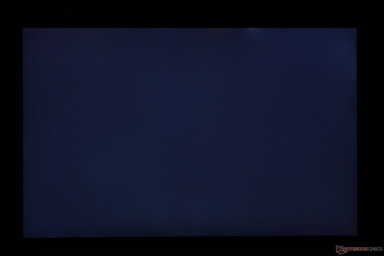 Sanguinamento leggermente irregolare della retroilluminazione lungo il bordo superiore