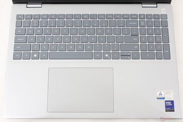 Tastiera simile a quella dell'Inspiron 16 Plus, ma con un tastierino numerico integrato