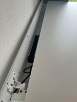 Non è un problema inserire una ciabatta di grandi dimensioni nella canalina dei cavi.