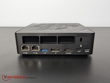 Posteriore: Doppio Ethernet 2.5G, USB-A 3.2 Gen2, DP 1.4, HDMI 2.1, USB-C 3.2 Gen2x2, Kensington
