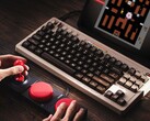 8BitDo include i suoi Dual Super Buttons e Super Stick con gli ordini della C64 Edition. (Fonte: 8BitDo)