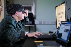 Un paziente viene addestrato dopo aver ricevuto l'impianto oculare elettronico PRIMA (Fonte: Moorfields Eye Hospital)