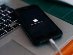 Apple ha rilasciato ufficialmente l&#039;aggiornamento iOS 14.8 per gli iPhone (Immagine: Szabo Viktor)