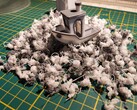Il Benchy galleggia sui rifiuti di plastica