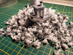 Il Benchy galleggia sui rifiuti di plastica