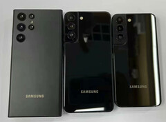 Il Galaxy S22 Note, Galaxy S22 Plus e Galaxy S22 da sinistra a destra. (Fonte immagine: @heyitsyogesh)