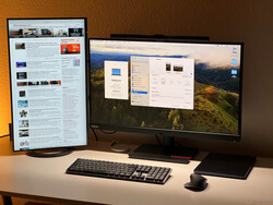 Il MacBook Air 13 M3 viene utilizzato con due schermi esterni.