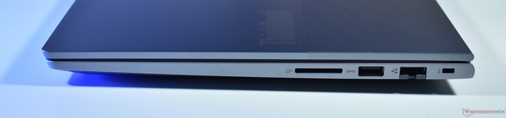a destra: lettore di schede SD, USB A 3.2 Gen 1, porta Ethernet RJ45, blocco Kensington