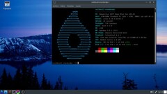 Il desktop di OmegaLinux 2026.02.21 con la finestra del terminale che mostra la nuova versione base di Arch Linux