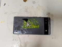 Almeno due Pixel 6a hanno preso fuoco nell'ultimo mese. (Fonte: utente Reddit u/zaliver)