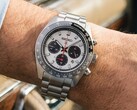 Il Prospex Speedtimer Solar HBJ001 con quadrante argentato e contatori neri indossato al polso, dotato di lunetta tachimetrica nera e bracciale in acciaio inossidabile.