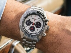 Il Prospex Speedtimer Solar HBJ001 con quadrante argentato e contatori neri indossato al polso, dotato di lunetta tachimetrica nera e bracciale in acciaio inossidabile.