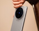 Vivo X100s ha una quadrupla fotocamera rotonda con il logo Zeiss. (Immagine: GSMarena)