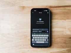 Smartphone con l’app DeepSeek visualizzata sullo schermo