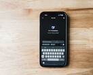 Smartphone con l’app DeepSeek visualizzata sullo schermo
