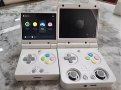 Il Miyoo Mini Flip sembra molto più piccolo del Miyoo Flip esistente. (Fonte immagine: via Miyoo Mini Stock Alerts)