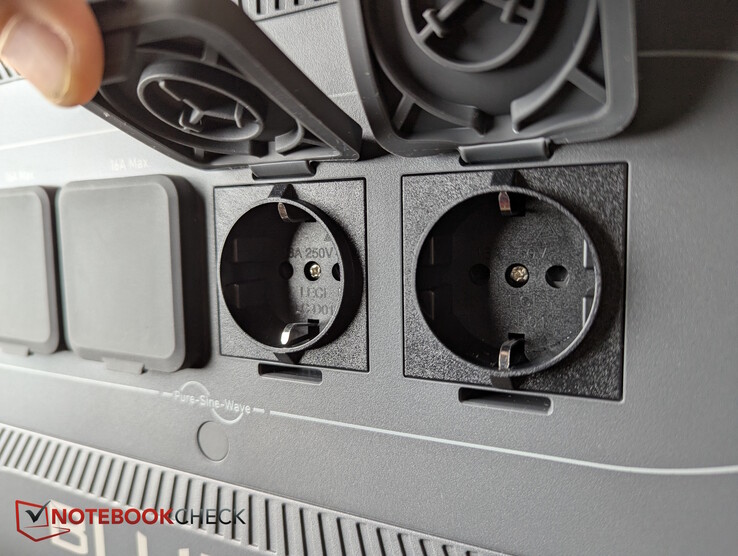 Anteriore: 4x AC 230/120 V