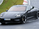 La nuova Porsche Taycan EV appare nitida nelle foto spia dei test al Nürburgring, grazie alla grafica aggiornata e ai fari ridisegnati. (Fonte: Auto Express)