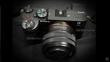 Forse il cambiamento più importante della Sony A7CII è l'inclusione di una rotella di scorrimento sull'impugnatura anteriore della fotocamera. (Fonte: Alex NG su YouTube)