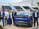 Dirigenti VW davanti alla nuova centralina di ricarica. (Fonte: Volkswagen)