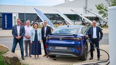 Dirigenti VW davanti alla nuova centralina di ricarica. (Fonte: Volkswagen)